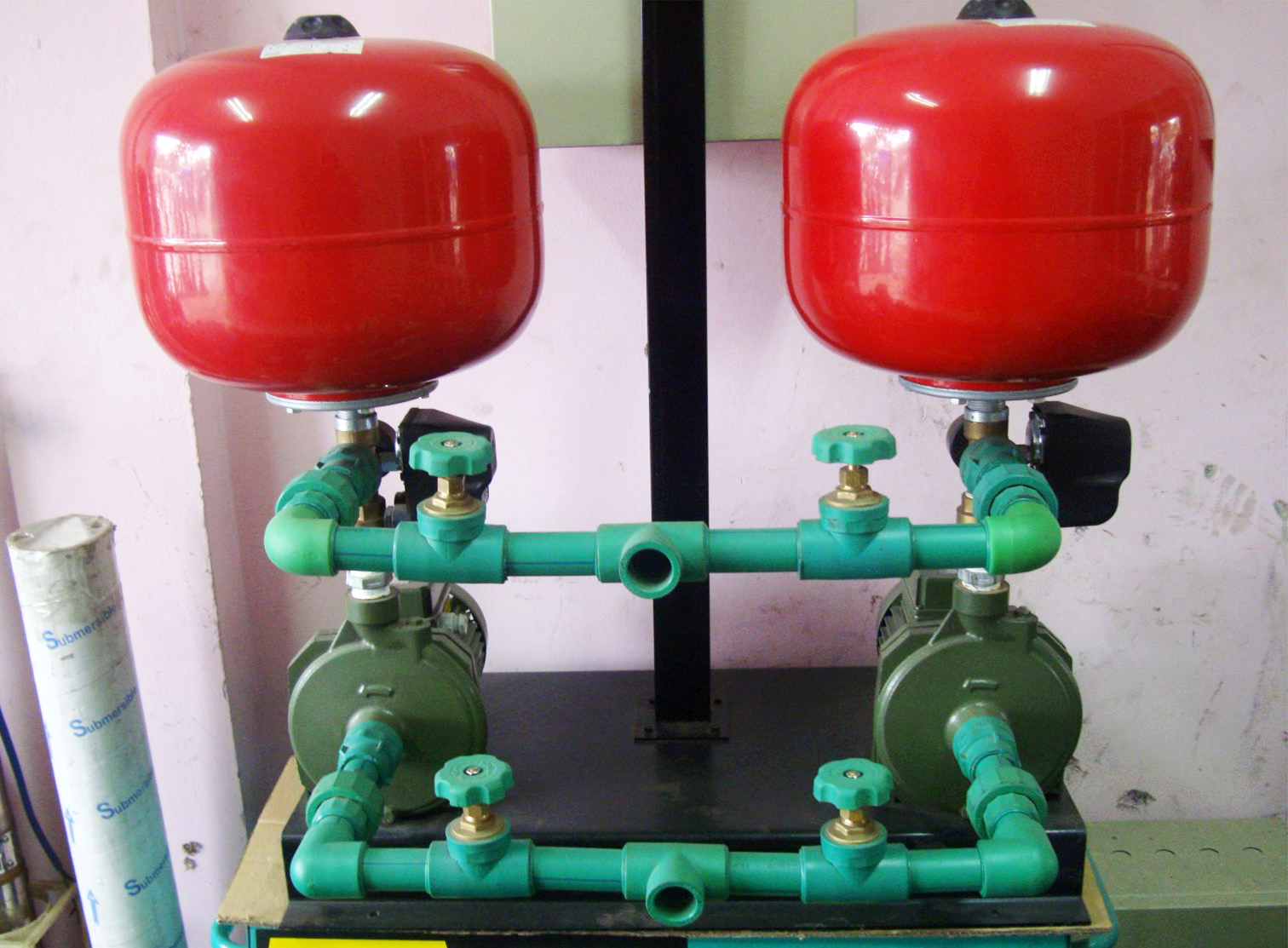 Bình tích áp Varem 24 lít 16 bar gắng cùng với máy bơm nước